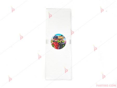 Салфетка едноцветна в бяло и тематичен декор Калинката и Черния котарак