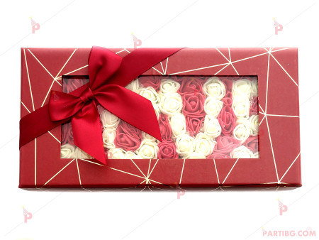 Надпис "LOVE" в подаръчна кутия