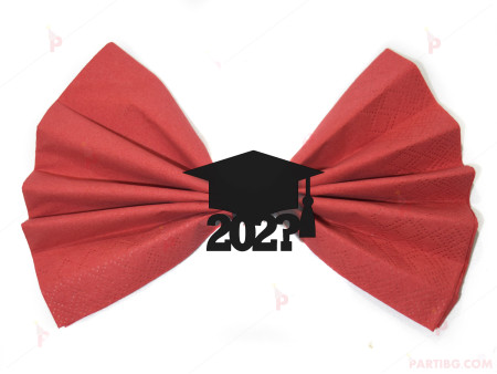 Салфетка в червено с черна абсолвентска шапка и текущата година