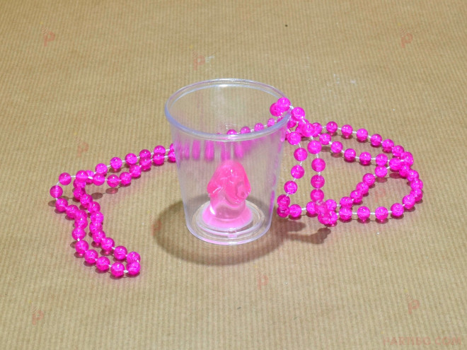 Шот чаша на гердан с декорация във формата на пенис