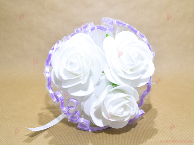 Мини букет с 3 бели рози и лилав кант