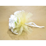 Мини букет с 3 бели рози, златен тюл с бял кант | PARTIBG.COM