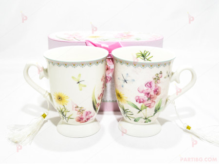 Две чаши с декор цветя в подаръчна кутия 