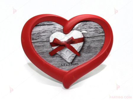 Рамка за снимка във формата на сърце в червено