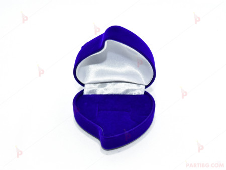 Подаръчна кутия за бижу от кадифе-сърце с роза в синьо 