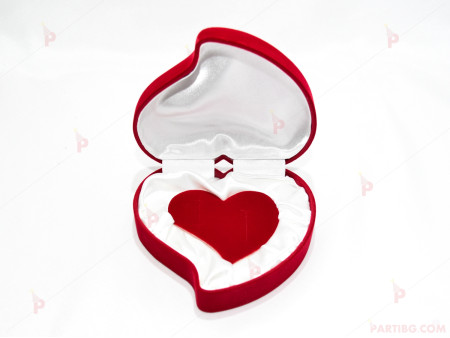 Подаръчна кутия за бижу от кадифе-сърце с роза в червено за годежни халки/комплект