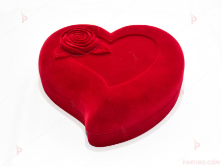 Подаръчна кутия за бижу от кадифе-сърце с роза в червено за комплект
