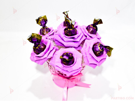 Ръчно изработен букет от сладки рози с бонбон в лилаво
