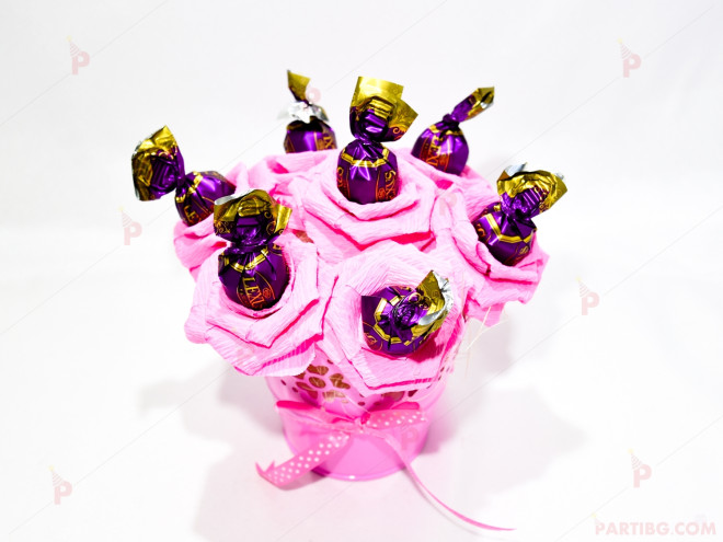 Ръчно изработен букет от сладки рози с бонбон в розово | PARTIBG.COM