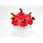 Ръчно изработен букет от сладки рози с бонбон в червено | PARTIBG.COM