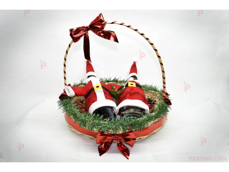 Коледен подарък - 2 бутилки (бяло и червено вино) в дървена кошница с червен декор