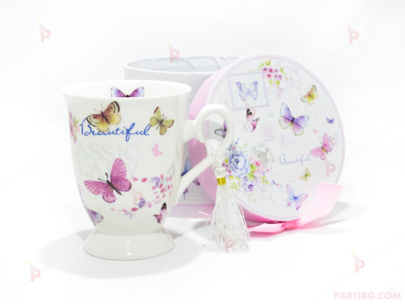 Чаша за чай в подаръчна кутия - бяла с пеперудки