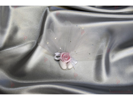 Подаръче магнит с бонбонки, бял тюл и розова роза