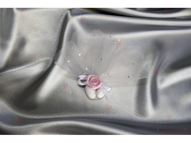 Подаръче магнит с бонбонки, бял тюл и розова роза