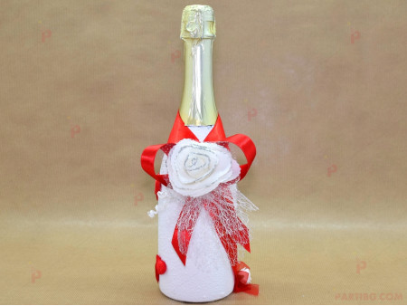 Шампанско с бяла роза и червена панделка