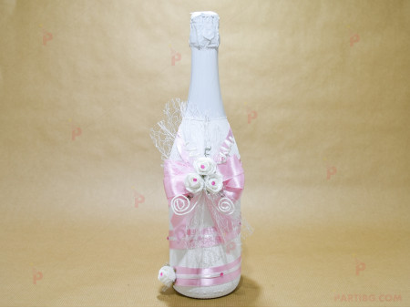 Шампанско с розова декорация и бели розички